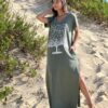 Vestido Longo Fendas Árvore Pássaros Verde Musgo